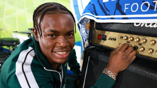 Завърналият се във Висшата лига на Англия Лестър подписа с