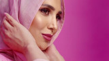  Модел с хиджаб популяризира артикули за коса 