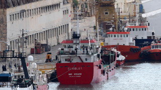 Армията на Малта пое контрол над отвлечения от мигранти танкер край Либия