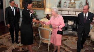 Кралица Елизабет II шашна със спортна реч по Коледа