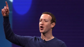 Акционерите във Facebook настояват Марк Зукърбърг да се оттегли като