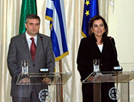 Ивайло Калфин разговаря с Дора Бакояни