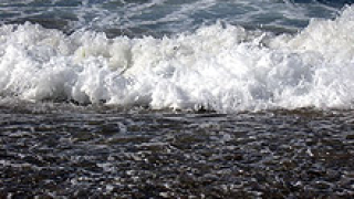 Рекордни вълни на бургаския плаж 