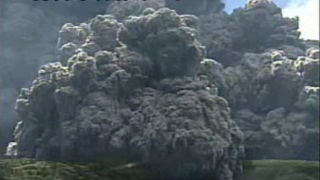 Вулкан изригна в Япония, наложи се евакуация 