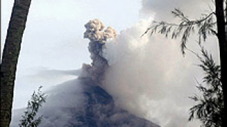 Вулкан в Камчатка бълва пепел на 4.5 км височина
