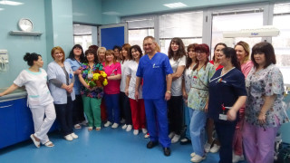 Патрулните автомобили се събраха пред УМБАЛ Канев и полицаи аплодираха