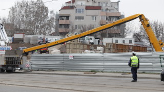Строителен кран падна на пътното платно в София