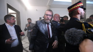 Крайнодесен полски депутат използва пожарогасител за да загаси свещи за