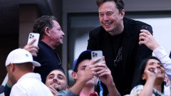 Илон Мъск получи акции за $29 милиарда от Tesla, за да не си тръгне