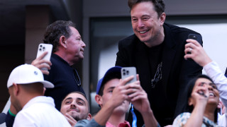 Илон Мъск получи акции за $29 милиарда от Tesla, за да не си тръгне