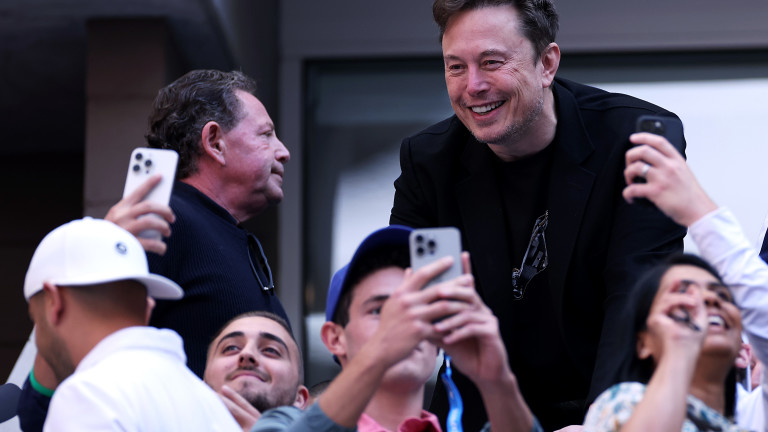 Илон Мъск получи акции за $29 милиарда от Tesla, за да не си тръгне