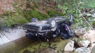 Автомобил излетя от пътя и се приземи по покрив в река