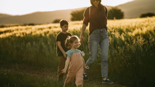 Отношенията в семействата често са сложно нещо Но едно младо
