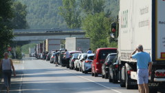 Километрични тапи изнервят шофьорите в Кресненското дефиле