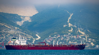 Швеция задържа танкер от руския сенчест флот заради съмнения за нефтен разлив