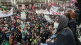 Празни хотели и забавени доставки: Протестите във Франция парализират икономиката