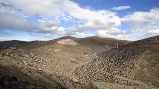 Китай поема контрол над един от най-големите будистки манастири в Тибет
