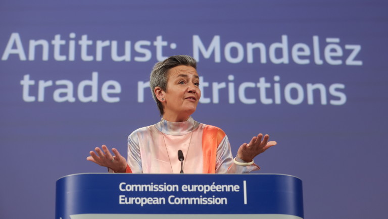 Еврокомисарят Маргрете Вестагер по време на представянето на доклада срещу компанията