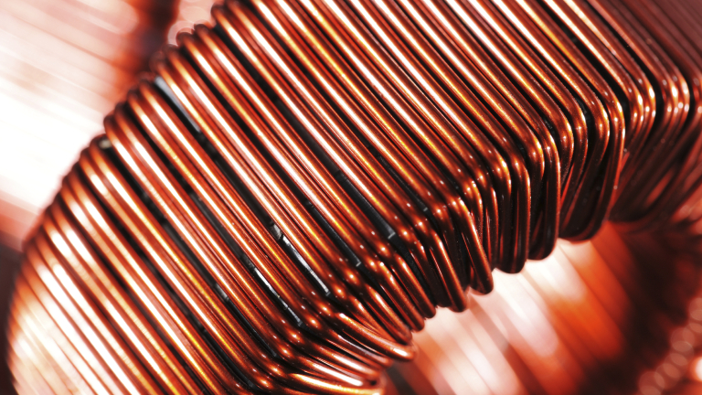 Дефицит или излишък се очаква през 2024-а при един от най-използваните метали в света?