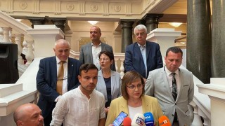 Нинова иска МВнР и ДАНС да проверяват защо депутати са в черния списък на Украйна