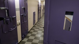 Естония демонстрира празните килии в затвора в град Тарту като