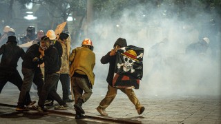 Най малко един човек е убит и десетки полицаи са ранени