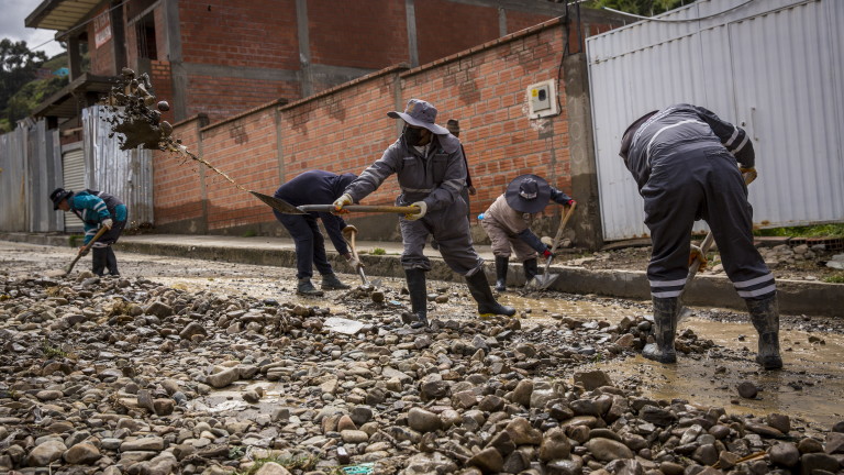 Проливен дъжд в столицата на Боливия, Ла Пас, накара властите