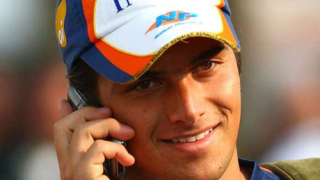 Скандалът с Рено набира скорост