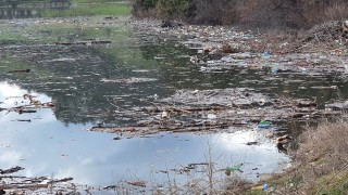 Екоинспектори са проверили плаващото нерегламентирано сметище във водите на язовир