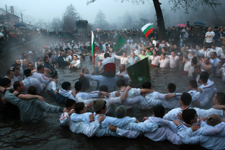 Кадър от мъжкото хоро в Калофер през 2011 година