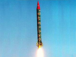 Пакистан отговори на Индия с изпитание на ракета