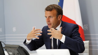 Президентът на Франция Еманюел Макрон изглежда е пренебрегнал препоръката на