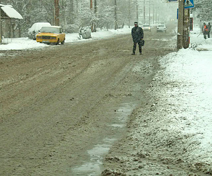 Затруднено е движението към Вакарел