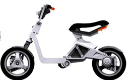 Сгъваемият Cuter Scooter се зарежда на паркинга