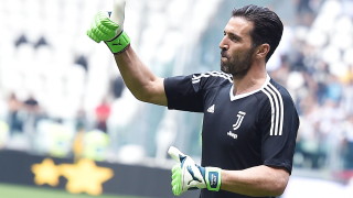 Живата футболна легенда Джанлуиджи Буфон вече е в Париж а