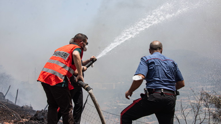 Горски пожари опустошиха южния италиански остров Сицилия, убивайки трима, докато