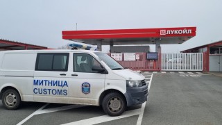 Митнически служители проверяват данъчните складове за енергийни продукти в страната Проверките