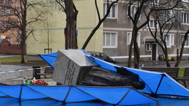 Полски активисти събориха статуя на известния свещеник на профсъюза Солидарност