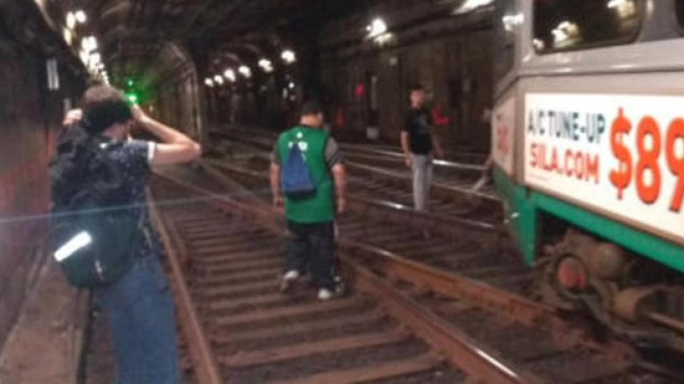 Инцидент с метрото в Бостън. Деветима са в болница