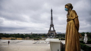 Франция загърбва социалната дистанция в яслите и предучилищните занимални
