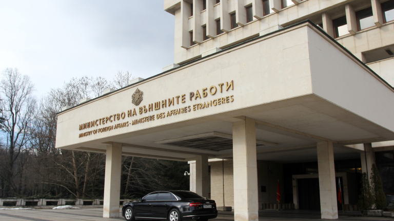 МВнР прати нота до Скопие за вандализирането на венците на гроба на Гоце Делчев