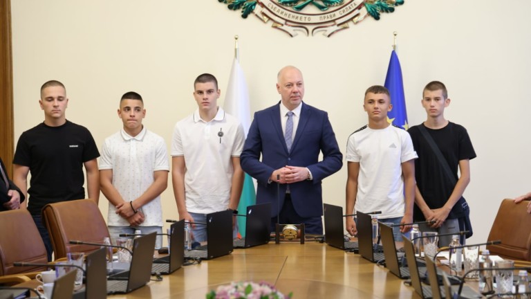 Властта на крака и с аплодисменти посрещна доброволците, помагали в гасенето на пожарите в Сунгурларе
