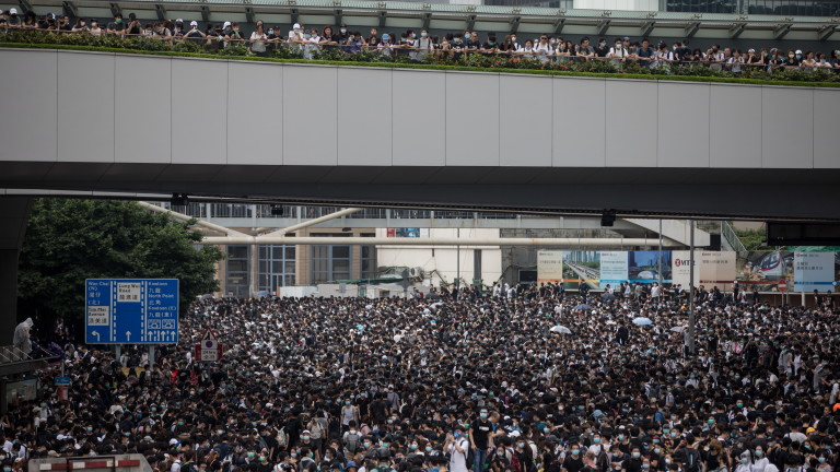 Десетки хиляди протестиращи и полицията в Хонконг влязоха в сблъсъци,