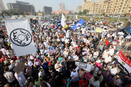 Крайни ислямисти окупираха центъра на Кайро, искат шариат