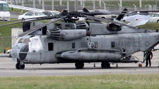 Прозорец от щатски военен хеликоптер падна в японско училище