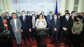 Бунт в парламента Червените станаха от местата си и скандираха