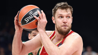 Шампионът на Гърция Олимпиакос с Александър Везенков в състава си надигра със