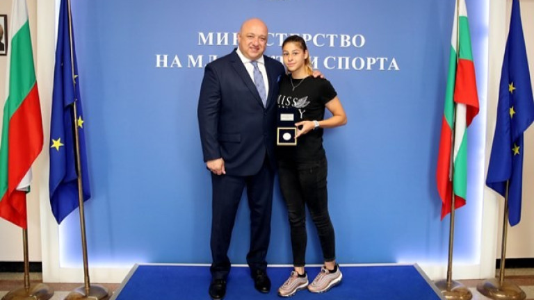 Министър Кралев връчи почетен плакет на световната шампионка за девойки в тройния скок Александра Начева