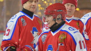 Путин мачка на хокей на Червения площад
