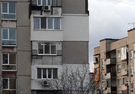 Роми с присъди санират блок в циганския квартал в Казанлък